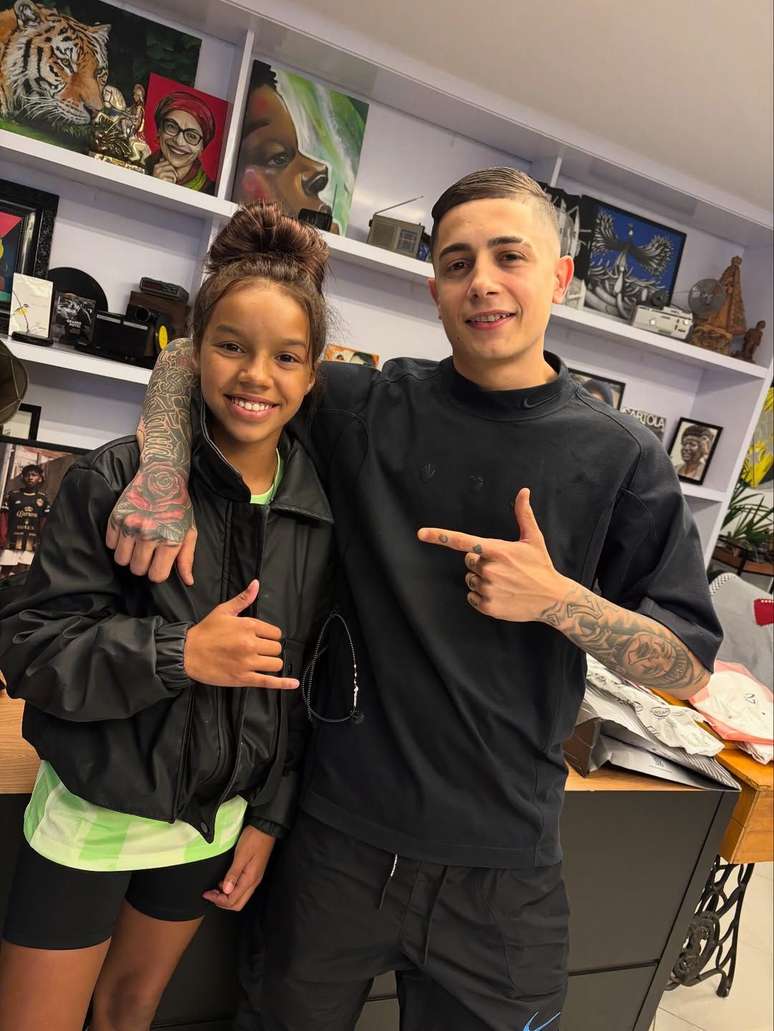 MC Vittória, 13 anos, encontra MC Hariel na GR6, em São Paulo. Em menos de um mês, vida deu uma reviravolta.