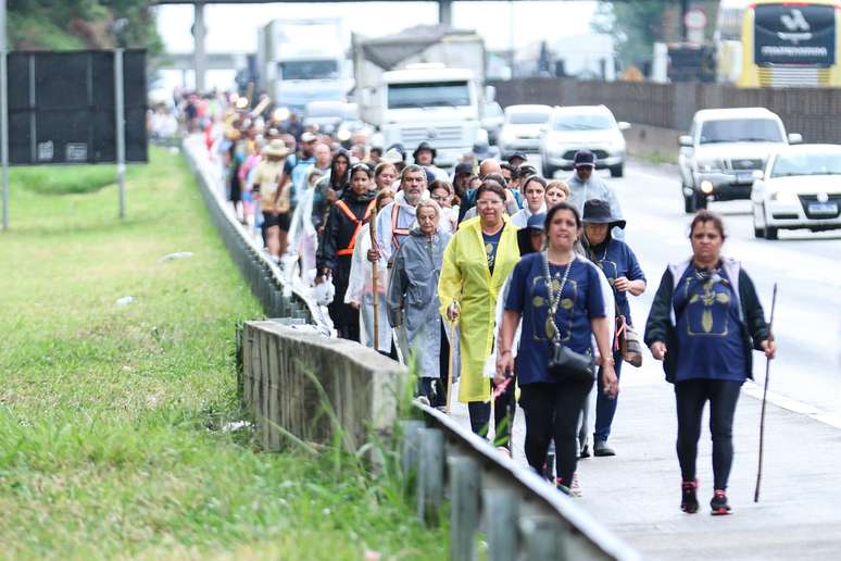 Romeiros caminham pela Rodovia Presidente Dutra (BR-116), na altura da cidade de Taubaté (SP), rumo ao Santuário de Nossa Senhora Aparecida, nesta sexta-feira, 10.