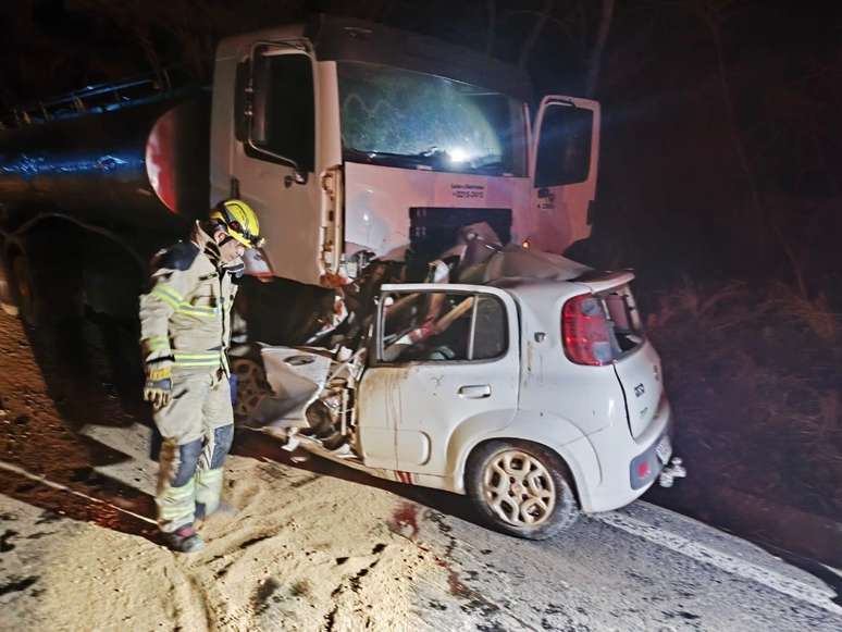 Acidente entre caminhão e carro deixa 5 mortos em rodovia de MG