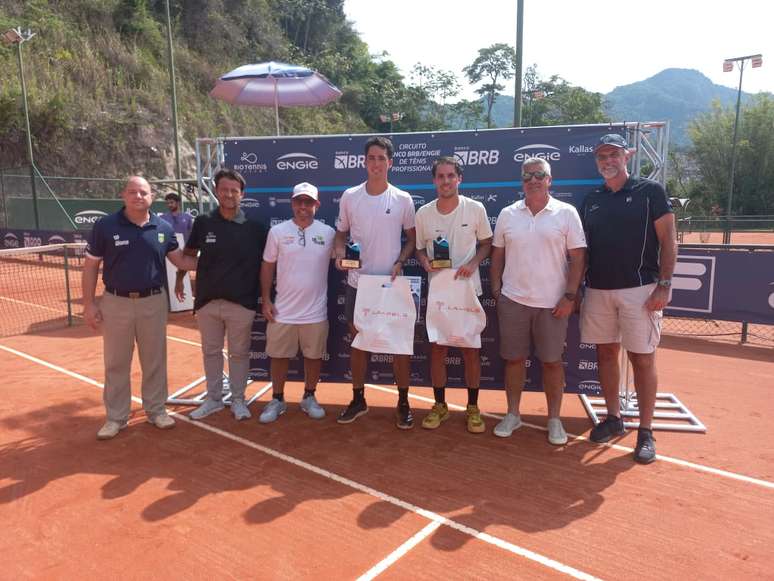 Eduardo Ribeiro lifts the trophy on the M25 in Rio de Janeiro