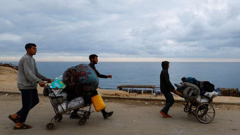 Milhares de palestinos viajam pela estrada costeira de Gaza para retornar às suas casas destruídas