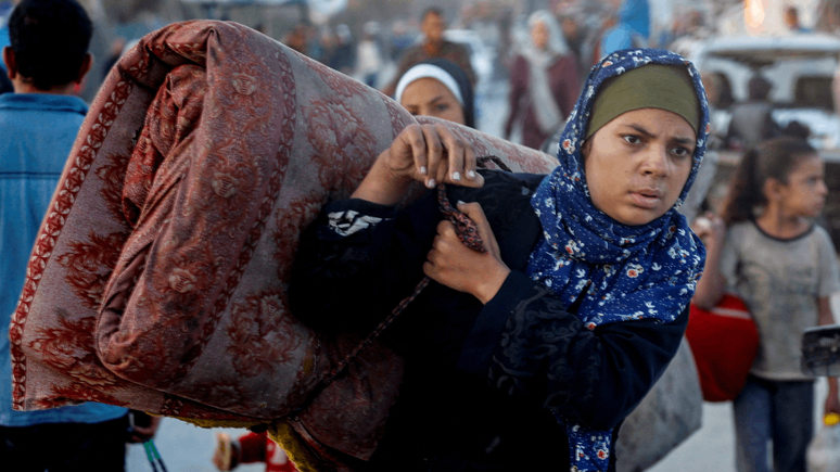 Cerca de 700 mil deslocados da Cidade de Gaza e do norte da faixa aguardam a conclusão da retirada de Israel para retornar ao que restou de suas casas