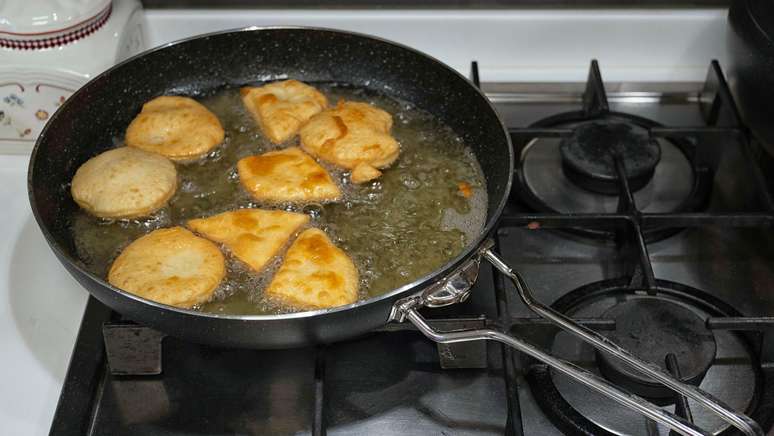 O azeite de oliva é inadequado para uso em frituras de imersão