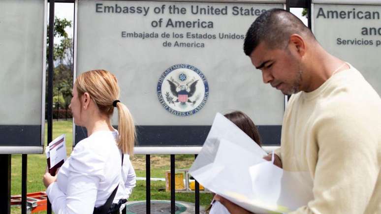 Na Colômbia, o tempo atual de espera por uma entrevista para convencer as autoridades de imigração a emitir um visto para os Estados Unidos é de até 15 meses. A Colômbia já está classificada para a Copa do Mundo de 2026.