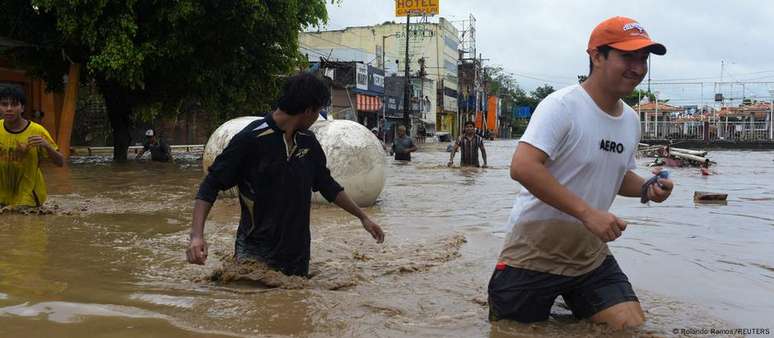Moradores de Poza Rica, no estado de Veracruz, enfrentam as ruas inundadas