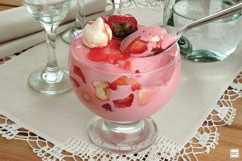 Crispy strawberry mousse: try the tasty treat