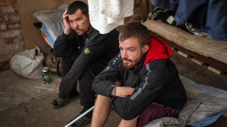 Soldados condenados exaustos se recuperam em um quartel no sul da Ucr&acirc;nia ap&oacute;s um per&iacute;odo na linha de frente com o batalh&atilde;o de assalto Arey