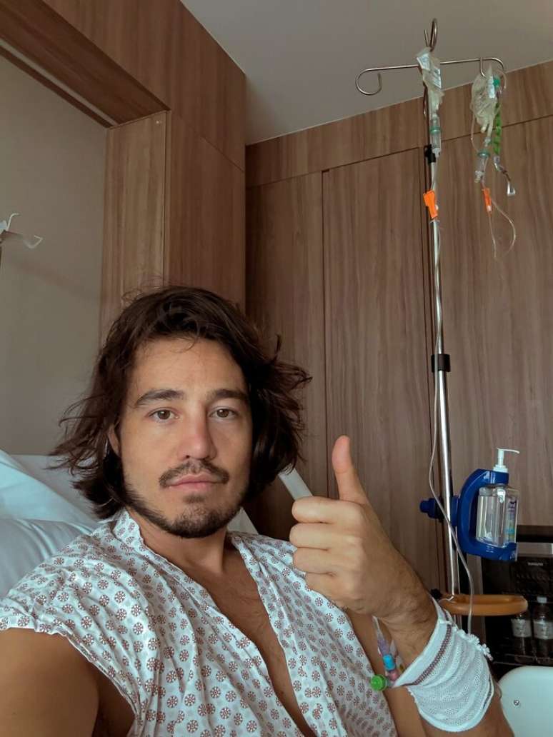 Tiago Iorc is admitted to hospital with a hernia and warns: ‘Take care of your health’