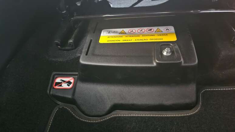 Bateria de 12V faz parte do sistema híbrido e fica em baixo do banco