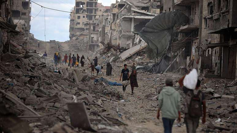 Dezenas de vídeos que circulam nas redes sociais mostram moradores caminhando entre os escombros e filmando o que resta de seus bairros