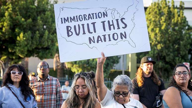 Os protestos contra as tentativas de deportação de imigrantes pelos oficiais do Serviço de Imigração e Alfândega dos Estados Unidos (ICE, na sigla em inglês) se tornaram comuns em Los Angeles (Califórnia) em 2025