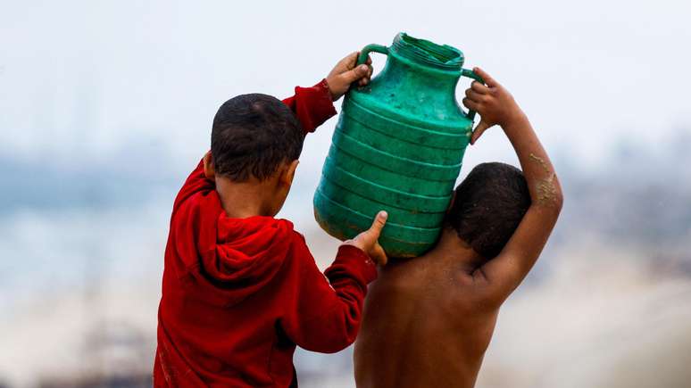 Caminhões-pipa também foram vistos entregando água