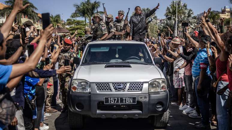 Os membros do grupo militar CAPSAT de Madagascar recebidos numa cerimónia em homenagem às pessoas mortas nas manifestações antigoverno