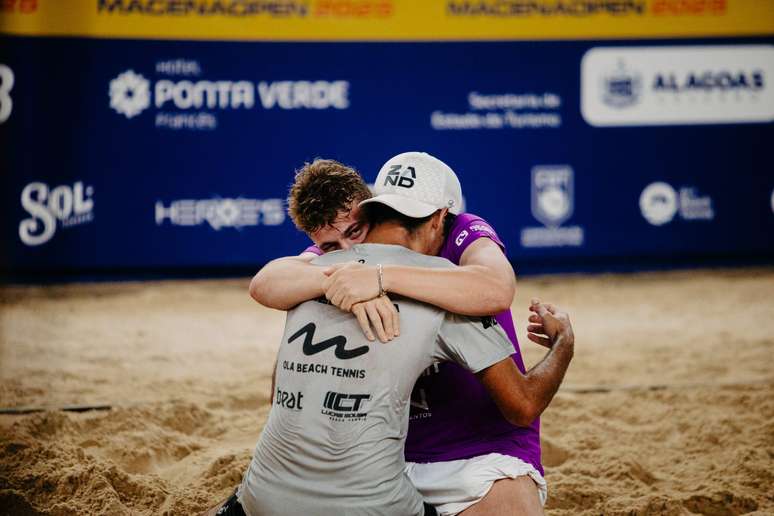 Mola de cinza e Cariani de roxo 