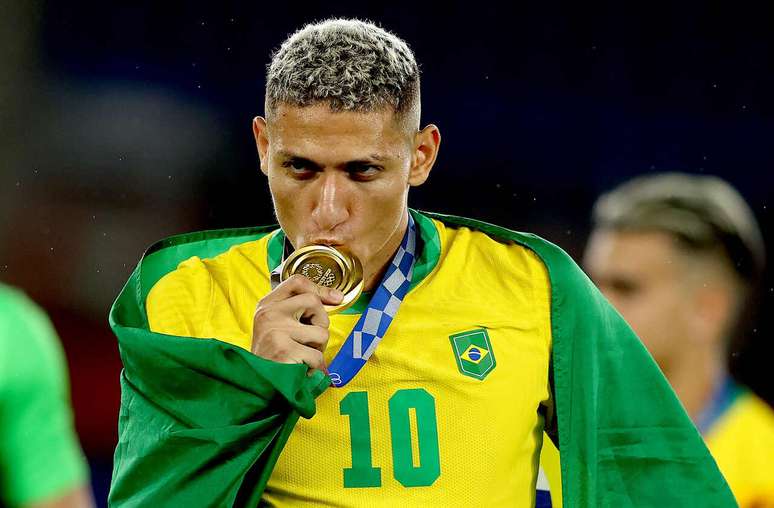 Richarlison em comemoração da conquista da medalha olímpica –