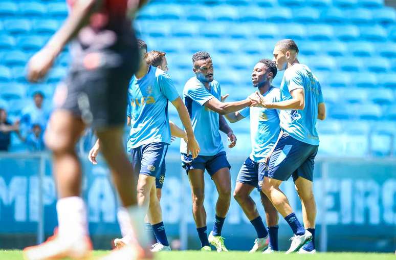 Gr&ecirc;mio tem volta de lesionados em jogo-treino &ndash;