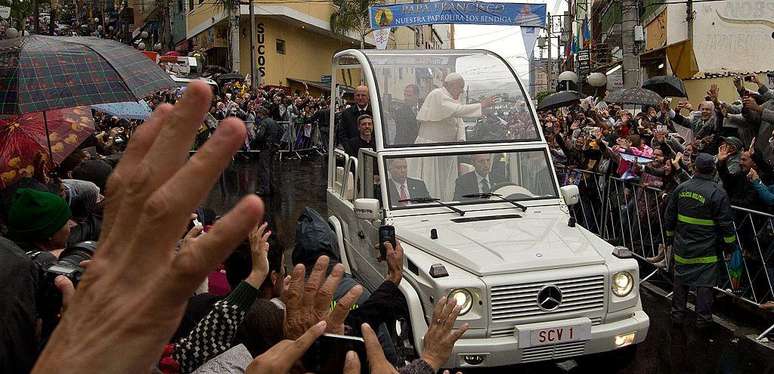 Cerca de 200 mil pessoas acompanharam visita do papa Francisco à cidade de Aparecida em 2013
