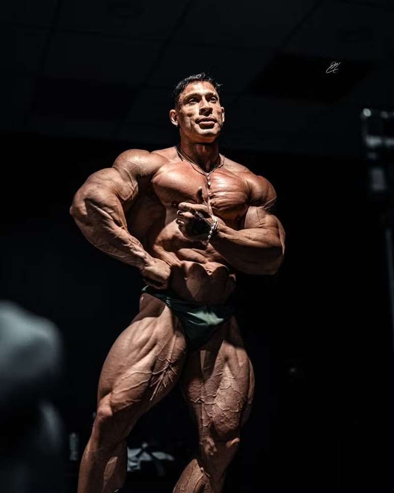 Ramon Dino in a posing test. The Brazilian, a Flamengo fan, makes history in the biggest bodybuilding championship in the world —
