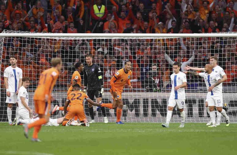 Van Dijk celebra o seu gol, o segundo da Holanda contrs a Finlândia.