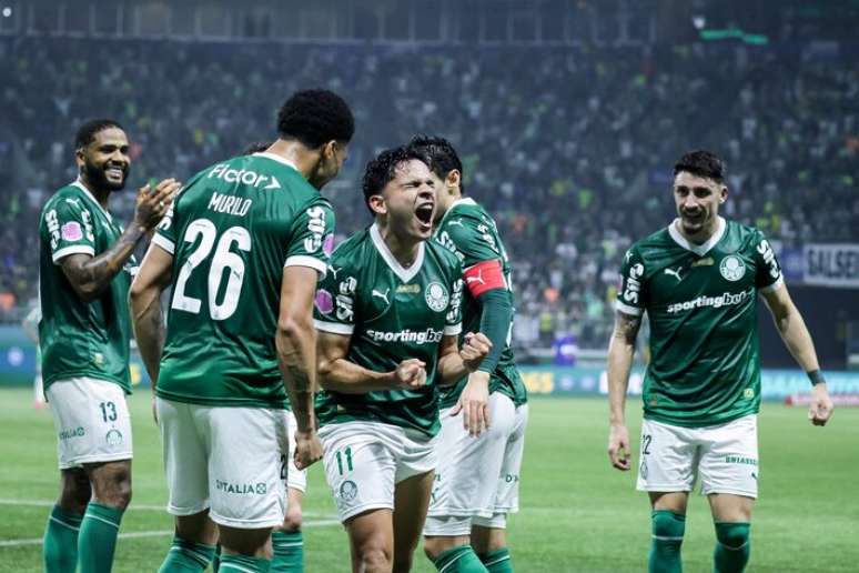 Bruno Rodrigues foi muito festejado pelos companheiros ao voltar a marcar após dois anos.