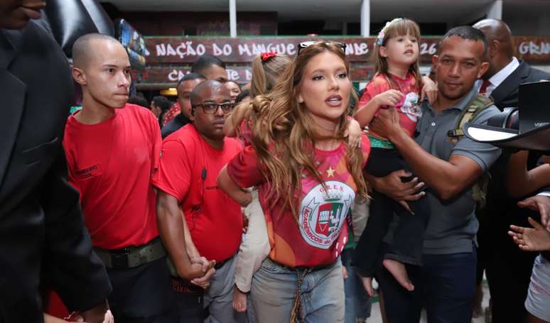 Virginia Fonseca in Grande Rio: Influencer takes a ‘team’ of security guards to protect children during a samba school field event