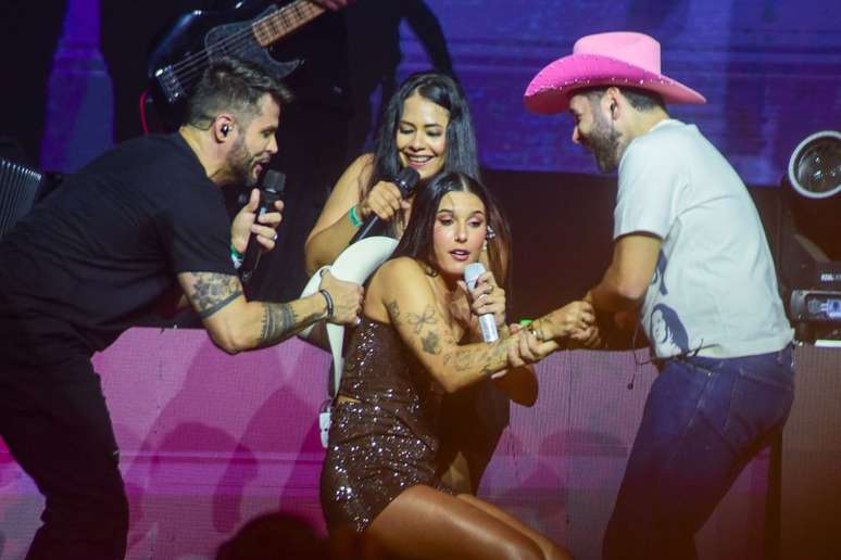 Ana Castela falls on stage during a show in Sao Paulo
