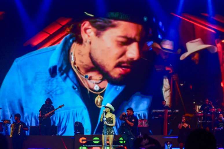 Zé Felipe's image appears at Ana Castela's show in SP