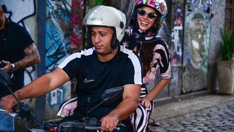 Bruna Marquezine chegou de mototáxi em festa no Rio