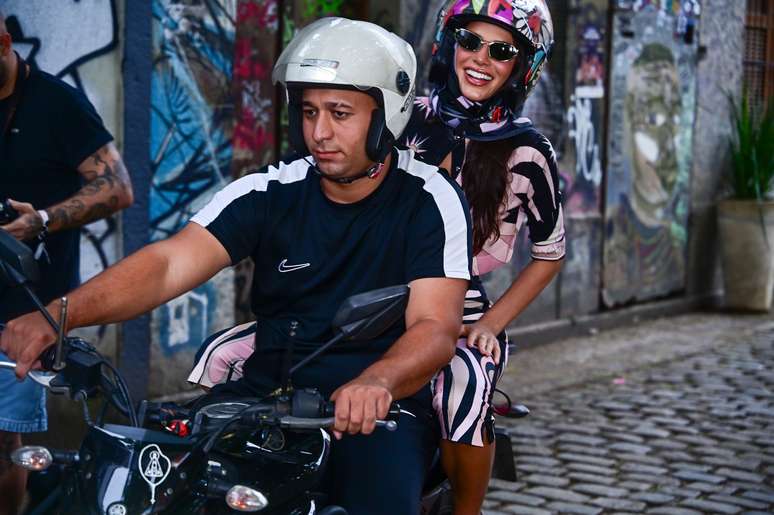 Bruna Marquezine arrives on a mototaxi with a bold samba look in Rio de Janeiro