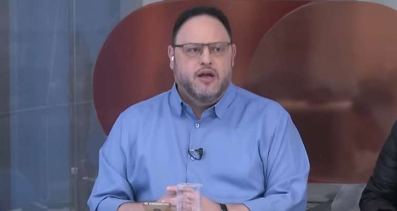 Eduardo Castro na bancada de comentaristas do 'Jornal TVT News Primeira Edição': à vontade para criticar governos e autoridades