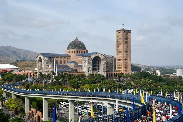 Milhares de fiéis rumam à Aparecida neste domingo, 12, quando é celebrado o dia de Nossa Senhora Aparecida