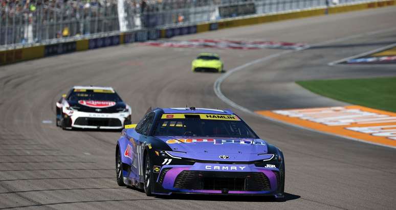 Hamlin é o primeiro finalista da NASCAR Cup Series