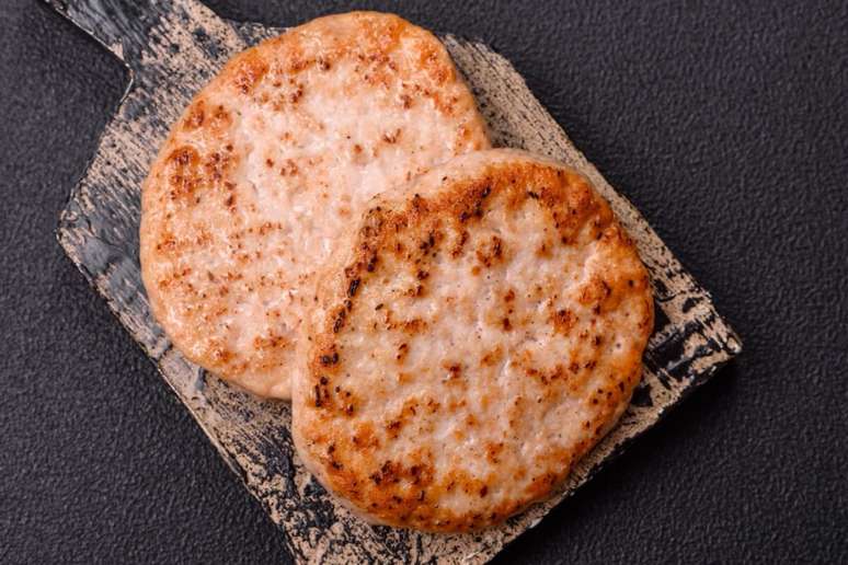 Hambúrguer de frango com aveia 