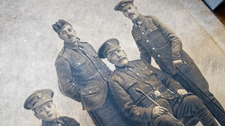 Fotografia tirada durante a Primeira Guerra Mundial (1914-1918) mostra, da esquerda para a direita, os irmãos Charles, Gordon e Jim McPherson, com seu pai James (sentado)