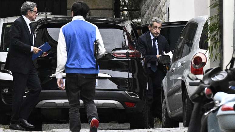 O ex-presidente Nicolas Sarkozy sai de um carro após se encontrar com promotores que o informaram sobre a data de sua encarceração - Paris, 13 de outubro de 2025.