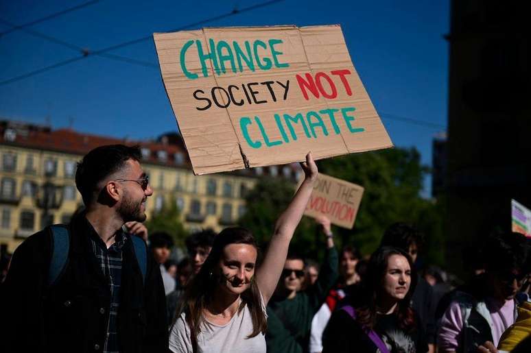 O físico destaca a preocupação dos jovens com problemas globais, como as mudanças climáticas.