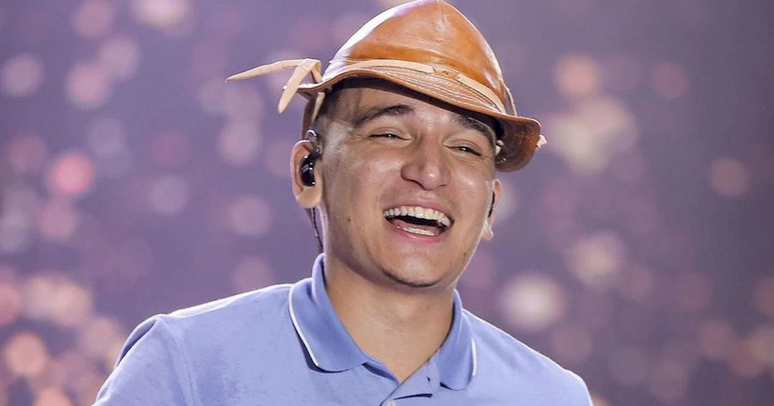 Vídeo: João Gomes vai às lágrimas ao reencontrar professora que o alfabetizou durante show em Pernambuco