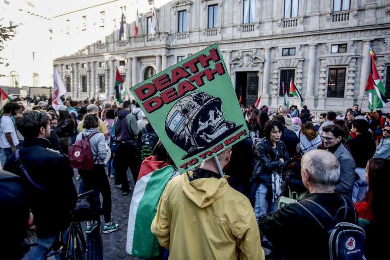 Manifestantes e policiais brigaram em frente da sede da Prefeitura de Milão