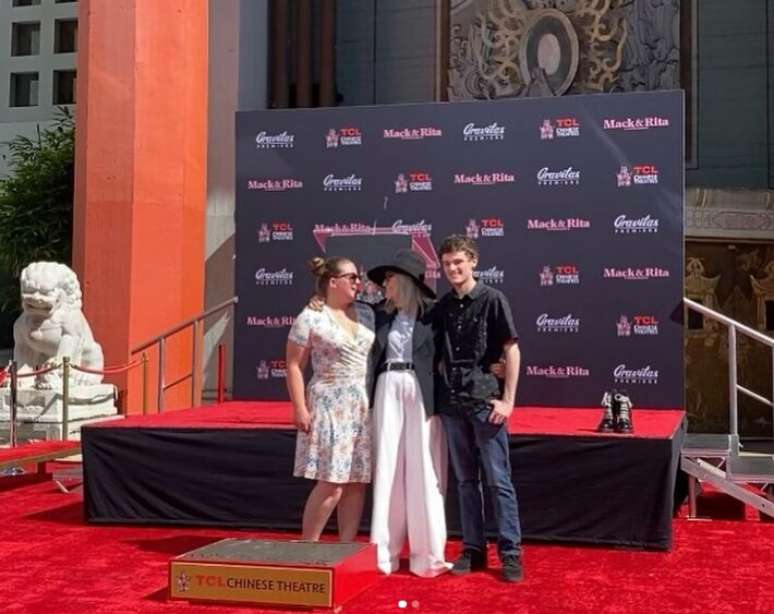 Diane Keaton e seus filhos na inauguração das marcas da atriz na calçada da fama do Chinese Theatre, em Hollywood