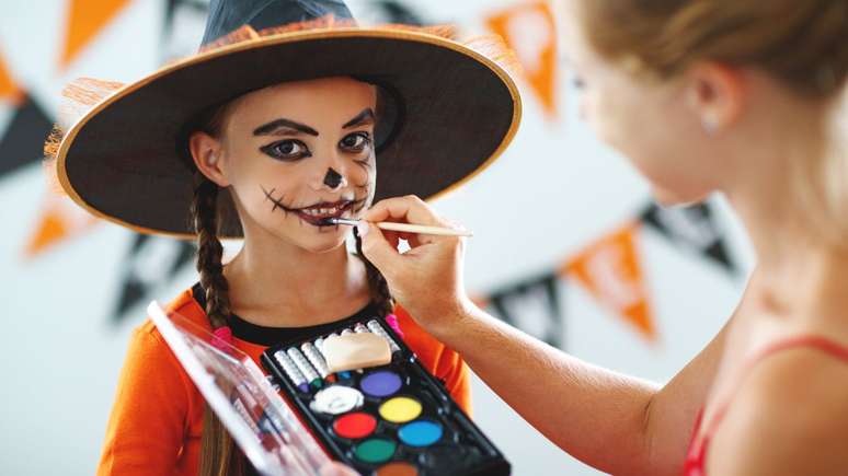 Halloween makeup: see care for adults and children