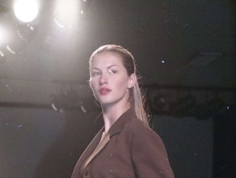 Gisele Bündchen no desfile de Renato Loureiro no 1º dia do 1º Morumbi Fashion, em 22/7/1996 