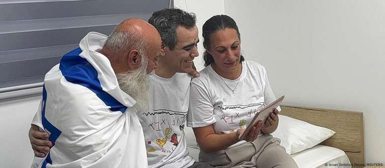 Omri Miran, libertado pelo Hamas, abraça o pai e a esposa em Reim