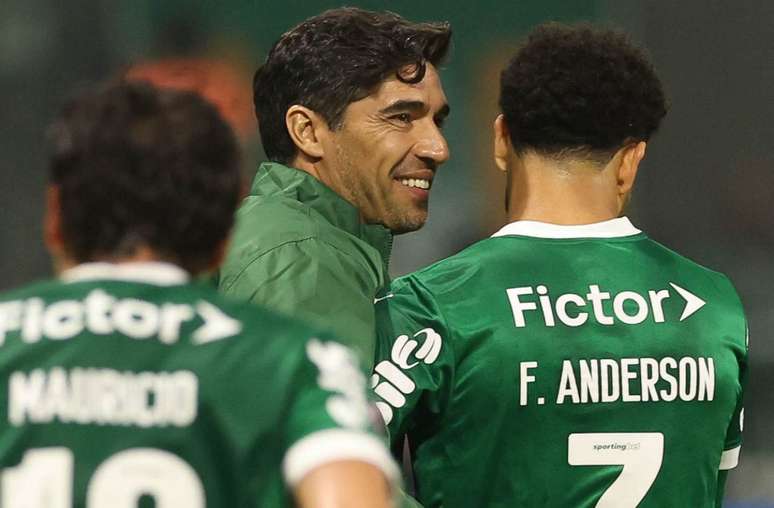 Abel smiles. After all, Palmeiras surpasses Flamengo in the possibility of winning the title. But things could improve on Sunday. Or go crazy: there will be Verdão against Rubro-Negro, in Rio. Abel smiles. After all, Palmeiras surpasses Flamengo in the possibility of winning the title. But things could improve on Sunday. Or go crazy: there will be Verdão against Rubro-Negro, in Rio.