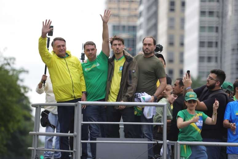 Flávio e Carlos Bolsonaro criticaram a manutenção da prisão domiciliar do ex-presidente