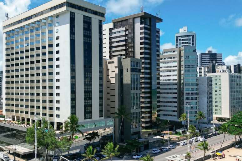 O Hotel Grande Mercure Recife fica na esquina da Rua Ernesto de Paulo Santos com a Avenida Boa Viagem. O Prédio foi inaugurado como Recife Palace, em 1985