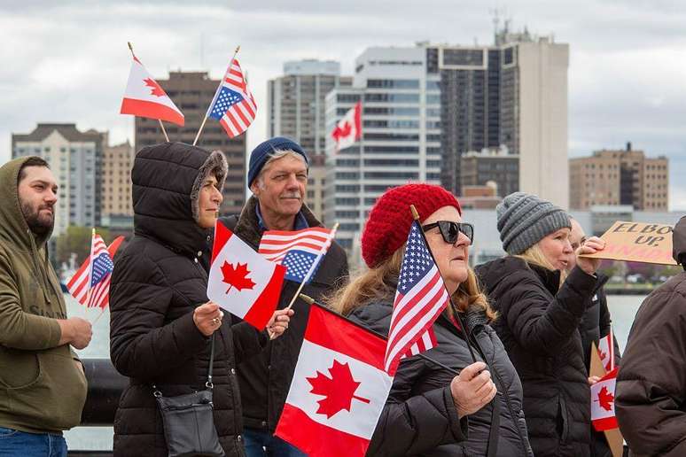 Manifestantes contra a política anti-canadense de Donald Trump