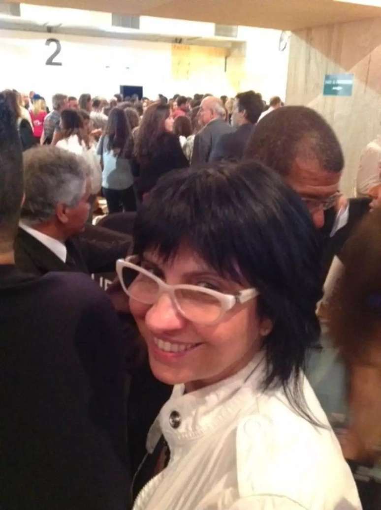 Eu esperando abrir porta da sala do último desfile de Gisele Bündchen, em 2015 