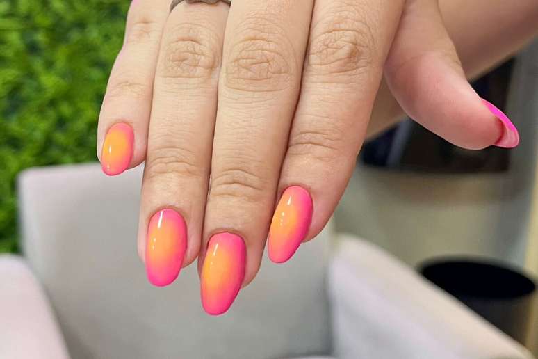 A aura nail se destaca pelo c&iacute;rculo esfumado no centro das unhas 