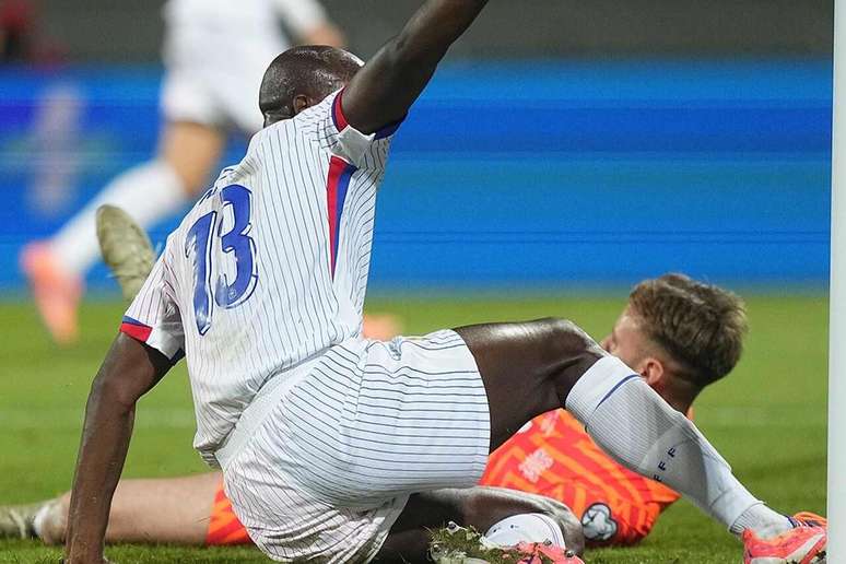 Momento do primeiro gol marcado por Mateta com a camisa da sele&ccedil;&atilde;o francesa &ndash;