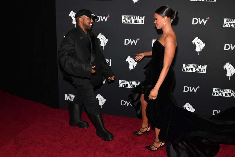 Comentarista revela ter recebido mensagens e provas de Kanye West para divulgar caso algo aconteça com o rapper; acusações envolvem ameaças